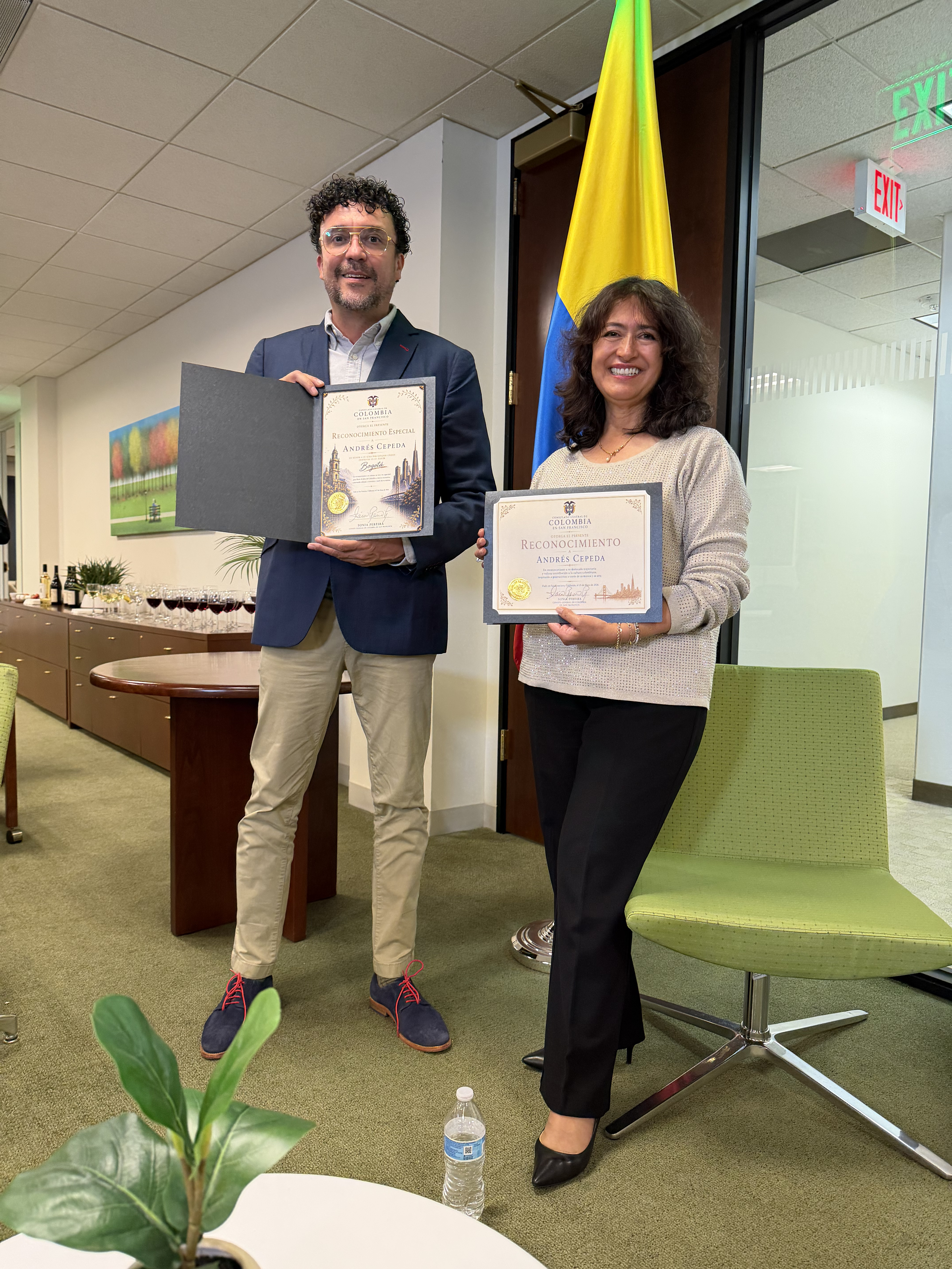 Entrega de reconocimiento a Andrés Cepeda.