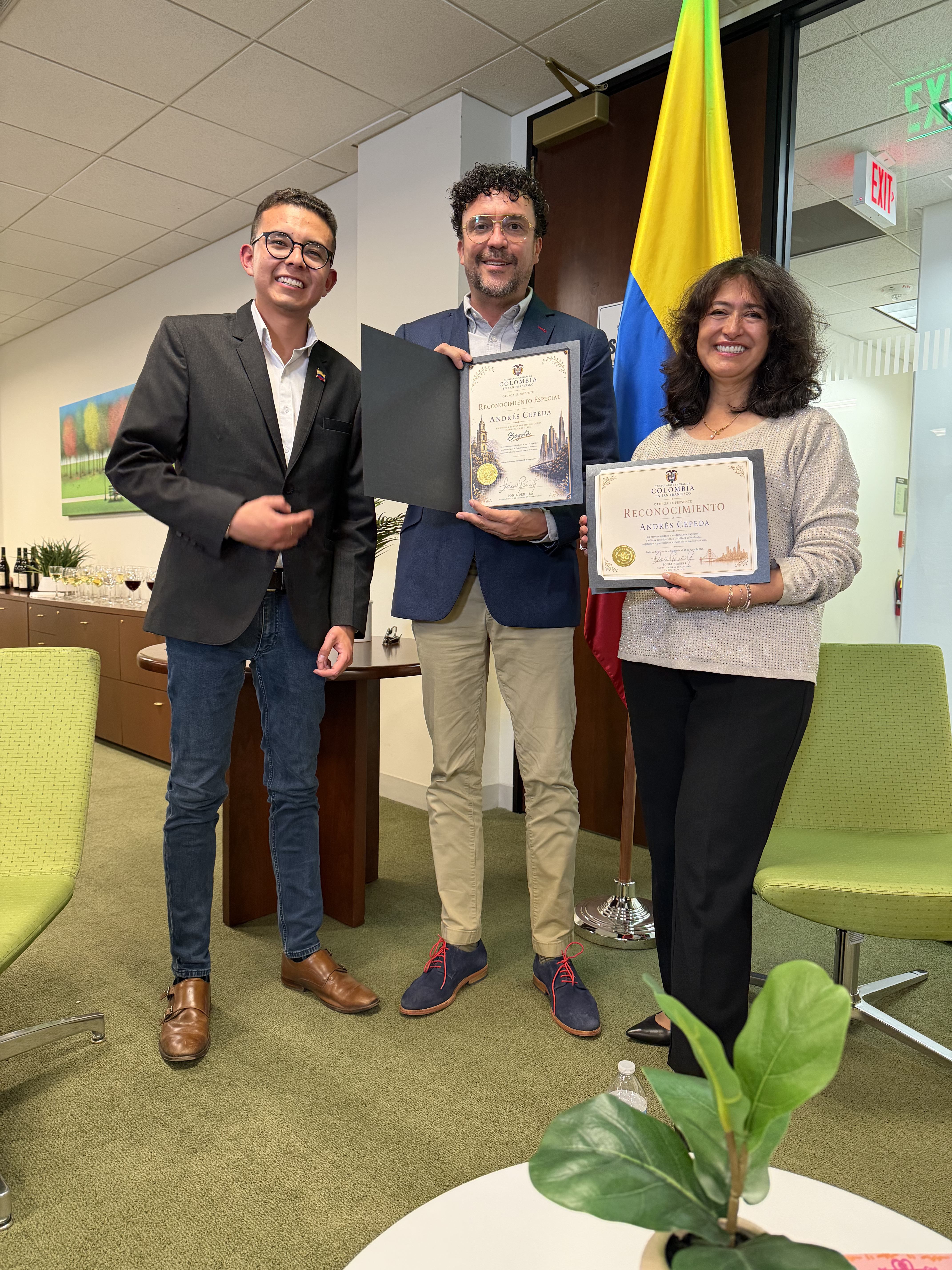 Entrega de reconocimiento a Andrés Cepeda.