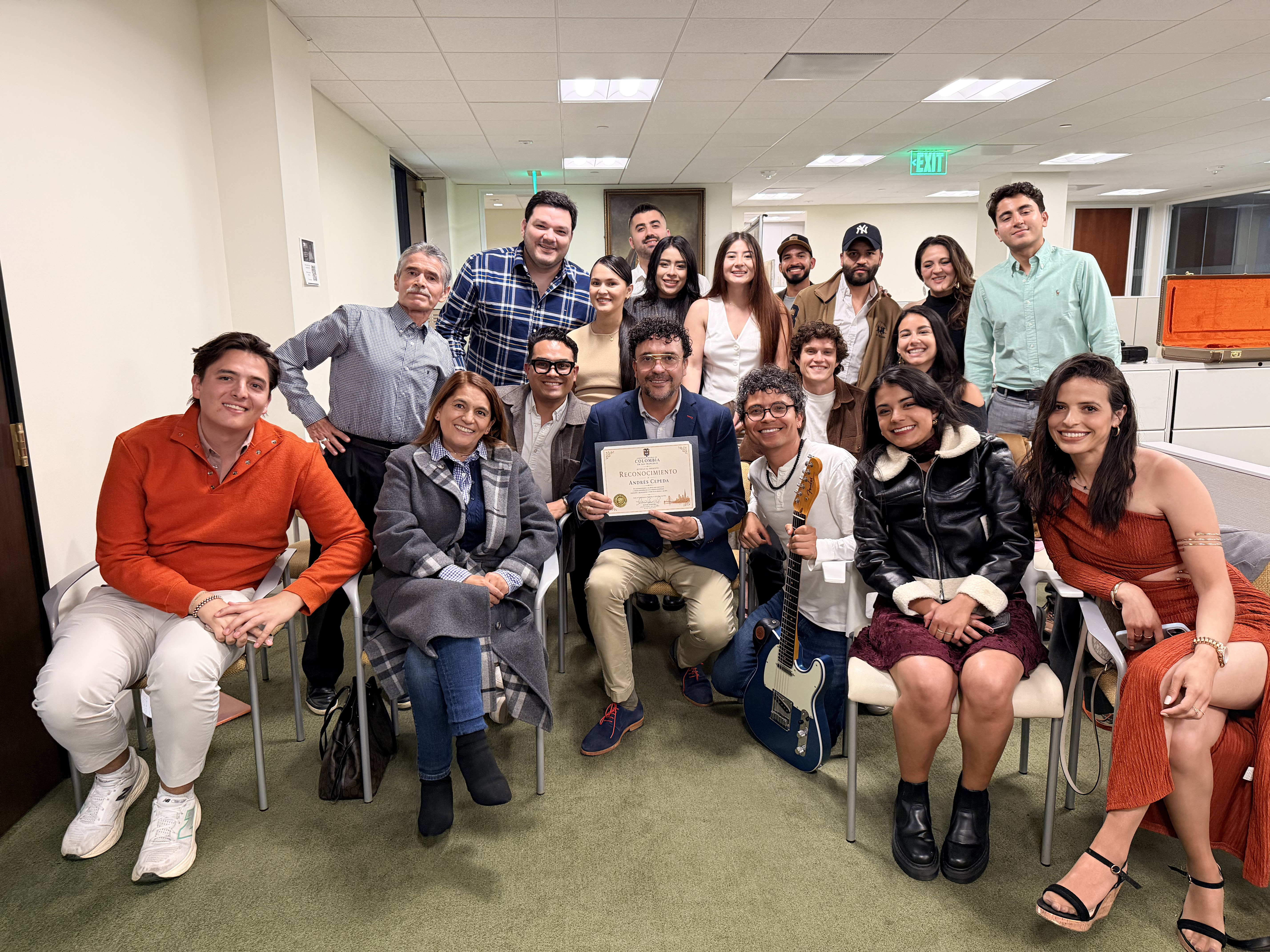 Entrega de reconocimiento a Andrés Cepeda.