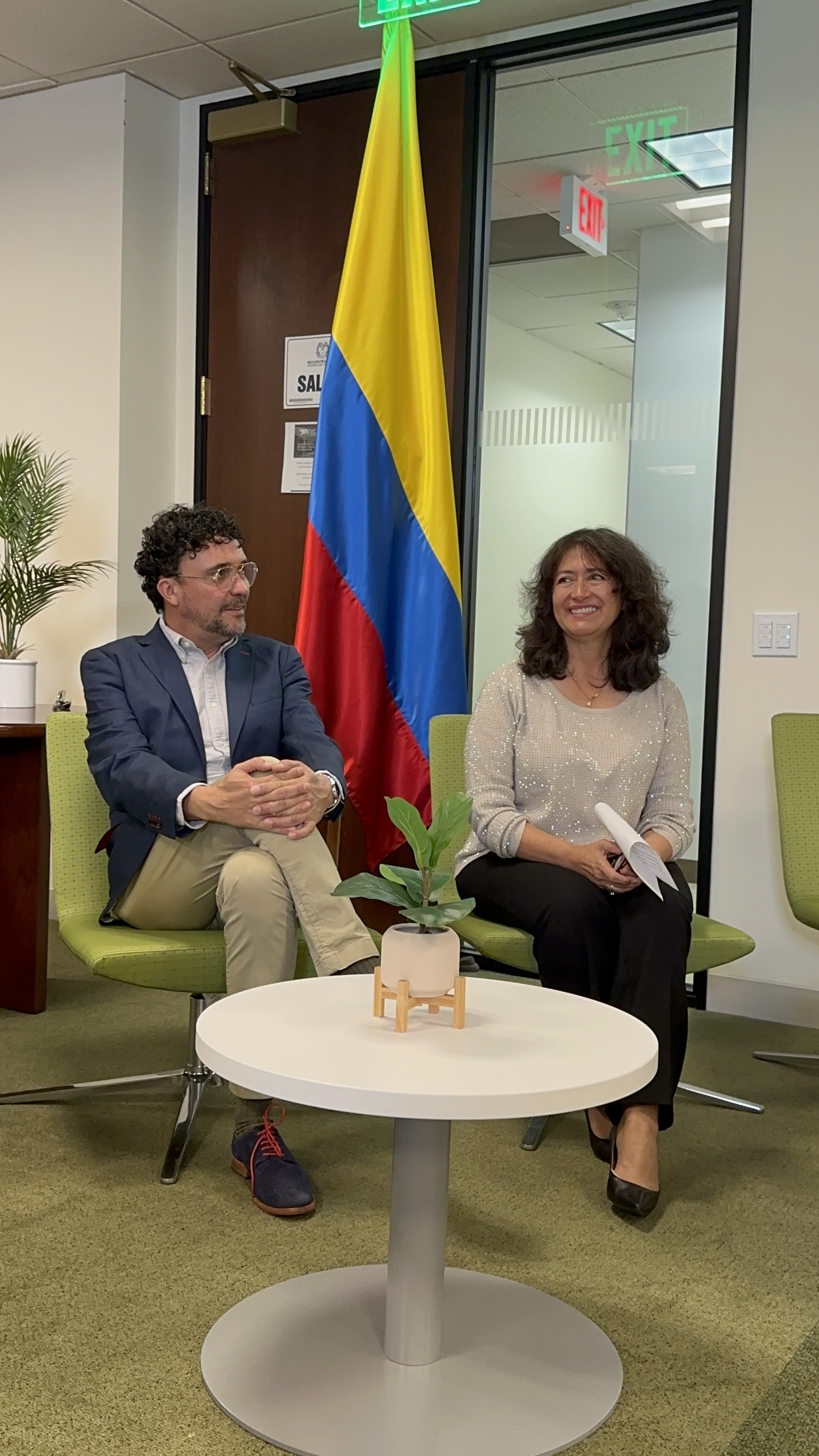 Entrega de reconocimiento a Andrés Cepeda.