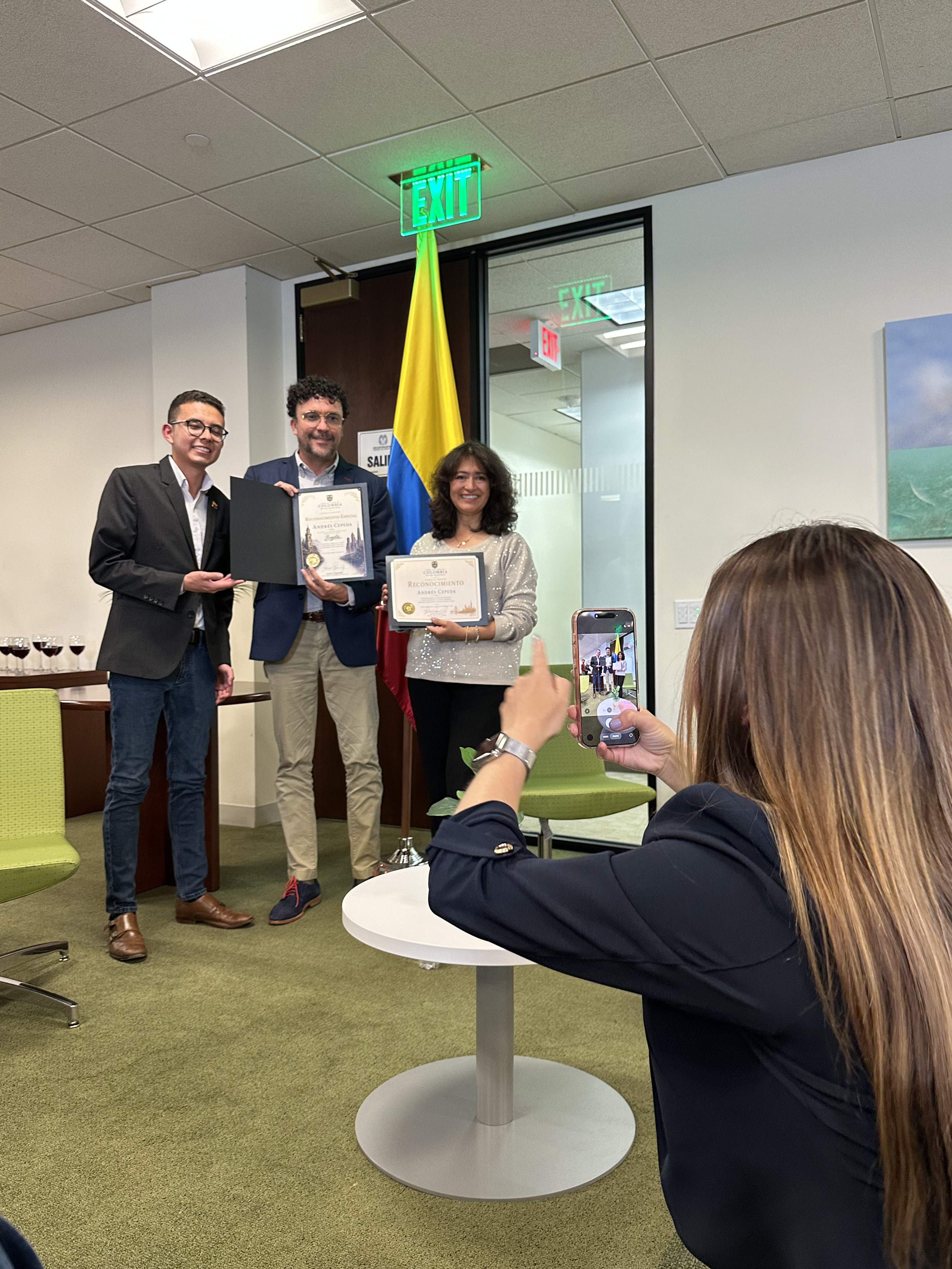 Entrega de reconocimiento a Andrés Cepeda.